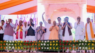 गोरखपुर में मुख्यमंत्री योगी आदित्यनाथ ने शिक्षक सम्मेलन में समाजवादी पार्टी और उसके PDA फॉर्मूले पर तीखा हमला बोला। उन्होंने सपा की राजनीति को परिवार और धनकुबेरों तक सीमित बताते हुए शिक्षा, सुरक्षा और नियुक्तियों के मुद्दे पर विपक्ष को घेरा। सीएम योगी ने कैशलेस चिकित्सा सुविधा, दुर्घटना बीमा, पेंशन योजना, शिक्षामित्रों के मानदेय और विद्यालयों के कायाकल्प का उल्लेख किया। सम्मेलन में भाजपा प्रत्याशी ध्रुव कुमार त्रिपाठी के समर्थन में शिक्षकों से मतदान की अपील भी की गई।