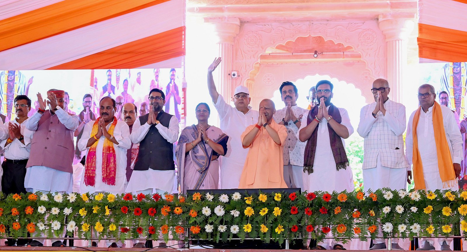 गोरखपुर में मुख्यमंत्री योगी आदित्यनाथ ने शिक्षक सम्मेलन में समाजवादी पार्टी और उसके PDA फॉर्मूले पर तीखा हमला बोला। उन्होंने सपा की राजनीति को परिवार और धनकुबेरों तक सीमित बताते हुए शिक्षा, सुरक्षा और नियुक्तियों के मुद्दे पर विपक्ष को घेरा। सीएम योगी ने कैशलेस चिकित्सा सुविधा, दुर्घटना बीमा, पेंशन योजना, शिक्षामित्रों के मानदेय और विद्यालयों के कायाकल्प का उल्लेख किया। सम्मेलन में भाजपा प्रत्याशी ध्रुव कुमार त्रिपाठी के समर्थन में शिक्षकों से मतदान की अपील भी की गई।