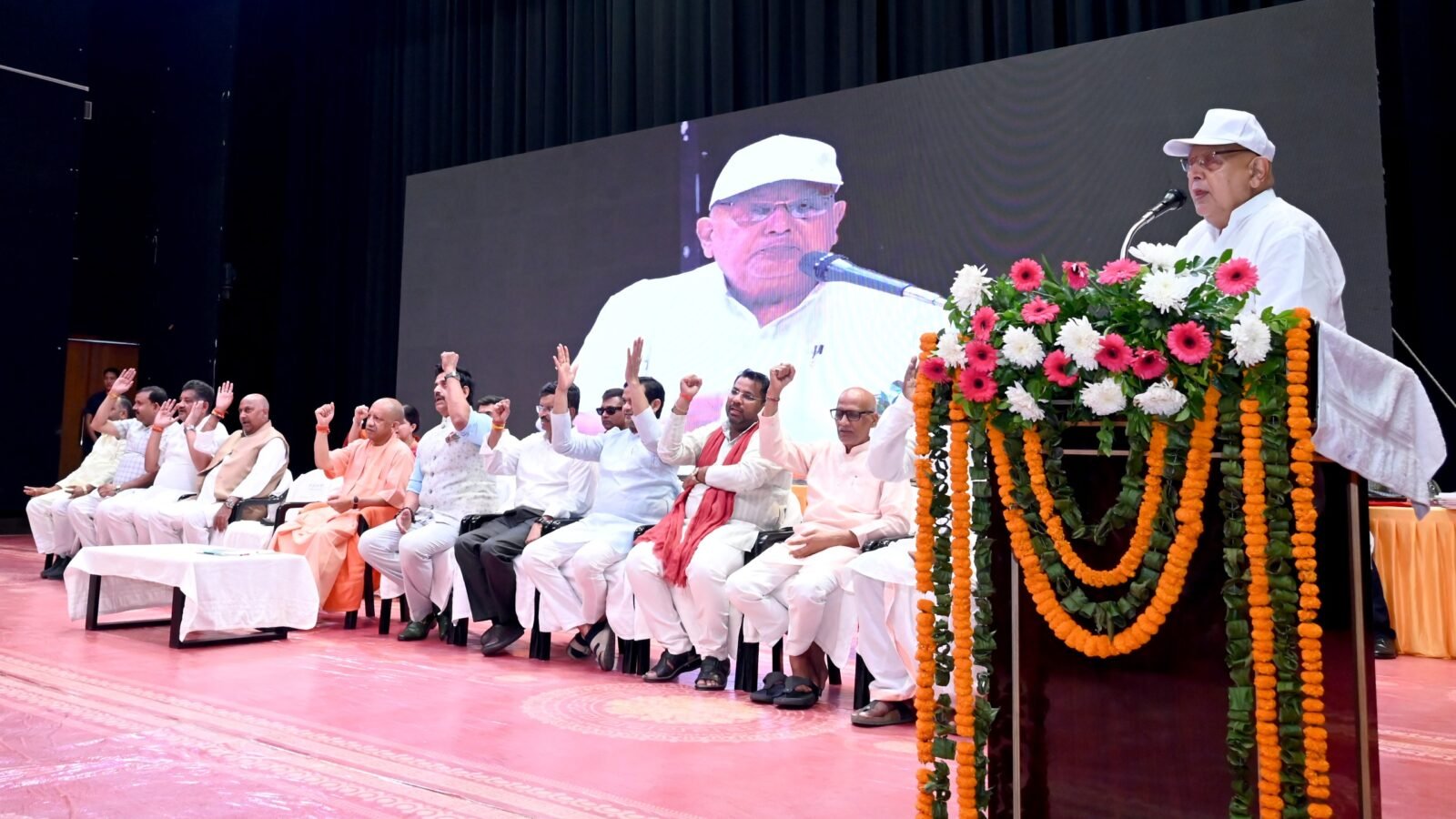 उत्तर प्रदेश में मुख्यमंत्री योगी आदित्यनाथ ने प्राकृतिक आपदाओं से फसल क्षति झेलने वाले नौ लाख से अधिक किसानों को राहत राशि सौंपी। कृषि मंत्री सूर्य प्रताप शाही ने बताया कि योगी सरकार अब तक किसानों पर ₹69,163 करोड़ खर्च कर चुकी है। प्रधानमंत्री फसल बीमा योजना के तहत 2025-26 में 7.31 लाख किसानों को ₹812.76 करोड़ की क्षतिपूर्ति दी गई।