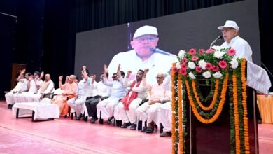 उत्तर प्रदेश में मुख्यमंत्री योगी आदित्यनाथ ने प्राकृतिक आपदाओं से फसल क्षति झेलने वाले नौ लाख से अधिक किसानों को राहत राशि सौंपी। कृषि मंत्री सूर्य प्रताप शाही ने बताया कि योगी सरकार अब तक किसानों पर ₹69,163 करोड़ खर्च कर चुकी है। प्रधानमंत्री फसल बीमा योजना के तहत 2025-26 में 7.31 लाख किसानों को ₹812.76 करोड़ की क्षतिपूर्ति दी गई।
