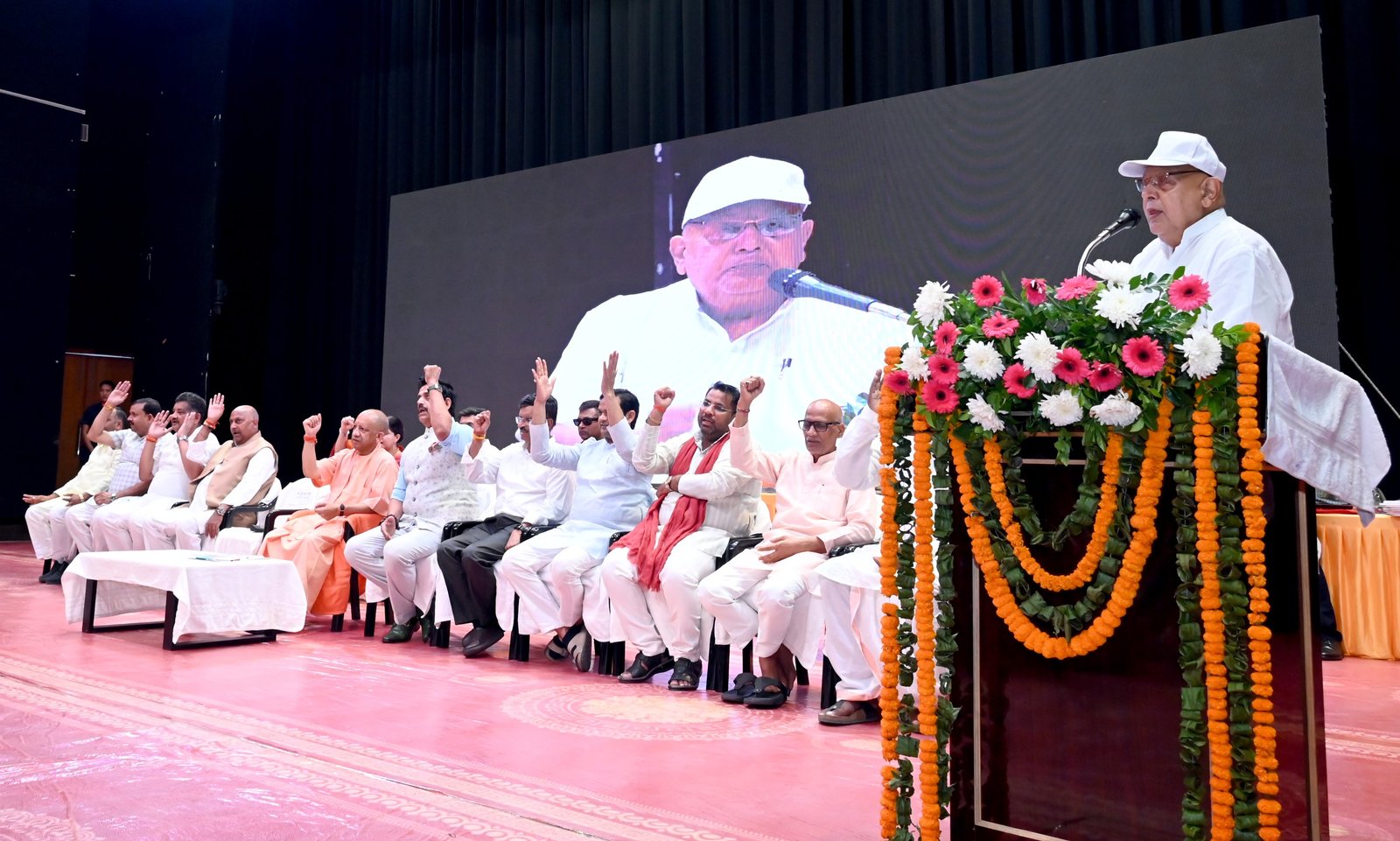 उत्तर प्रदेश में मुख्यमंत्री योगी आदित्यनाथ ने प्राकृतिक आपदाओं से फसल क्षति झेलने वाले नौ लाख से अधिक किसानों को राहत राशि सौंपी। कृषि मंत्री सूर्य प्रताप शाही ने बताया कि योगी सरकार अब तक किसानों पर ₹69,163 करोड़ खर्च कर चुकी है। प्रधानमंत्री फसल बीमा योजना के तहत 2025-26 में 7.31 लाख किसानों को ₹812.76 करोड़ की क्षतिपूर्ति दी गई।