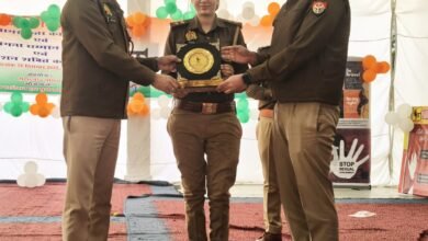नवरात्र में मुरादाबाद की मिशन शक्ति सेल प्रभारी उप निरीक्षक समीक्षा ठाकुर महिला सुरक्षा की सशक्त मिसाल बनकर उभरी हैं। मुख्यमंत्री योगी आदित्यनाथ की पहल पर मिशन शक्ति फेज-5.0 के तहत पुलिस टीम गांवों में बहू-बेटी सम्मेलन और चौपाल के जरिए महिलाओं को जागरूक कर रही है। एंटी रोमियो अभियान, स्कूल-कॉलेजों में शिकायत व्यवस्था, पीड़िताओं की काउंसिलिंग और जरूरतमंद बच्चों की मदद से महिला पुलिसकर्मी सुरक्षा के साथ संवेदना का संदेश दे रही हैं।