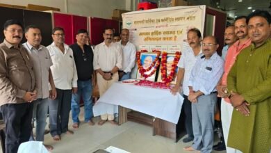 वाराणसी फर्नीचर एवं फर्निशिंग व्यापार मंडल ने 2 अक्टूबर को अपना स्थापना दिवस महात्मा गांधी एवं लाल बहादुर शास्त्री जयंती के साथ धूमधाम से मनाया। कार्यक्रम में अध्यक्ष अजय गुप्ता, महामंत्री रमेश यादव सहित पदाधिकारियों एवं सदस्यों ने महापुरुषों को पुष्पांजलि अर्पित की। समारोह में संगठन की उपलब्धियों, भविष्य की योजनाओं, व्यापारियों की समस्याओं के समाधान और स्वदेशी फर्नीचर उद्योग को बढ़ावा देने पर चर्चा हुई। सभी सदस्यों ने संगठन की एकता और मजबूती का संकल्प लिया।