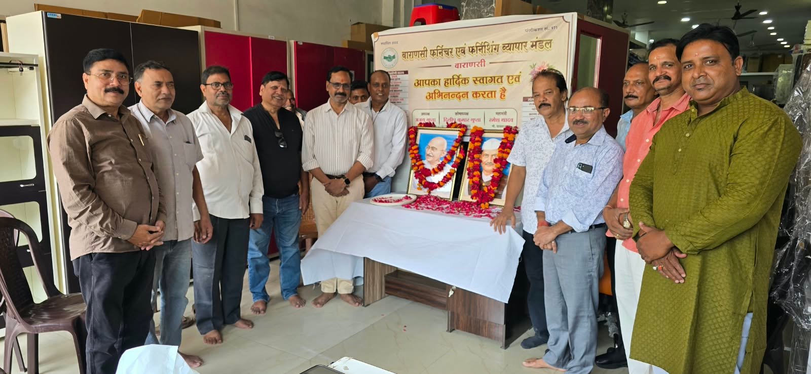 वाराणसी फर्नीचर एवं फर्निशिंग व्यापार मंडल ने 2 अक्टूबर को अपना स्थापना दिवस महात्मा गांधी एवं लाल बहादुर शास्त्री जयंती के साथ धूमधाम से मनाया। कार्यक्रम में अध्यक्ष अजय गुप्ता, महामंत्री रमेश यादव सहित पदाधिकारियों एवं सदस्यों ने महापुरुषों को पुष्पांजलि अर्पित की। समारोह में संगठन की उपलब्धियों, भविष्य की योजनाओं, व्यापारियों की समस्याओं के समाधान और स्वदेशी फर्नीचर उद्योग को बढ़ावा देने पर चर्चा हुई। सभी सदस्यों ने संगठन की एकता और मजबूती का संकल्प लिया।