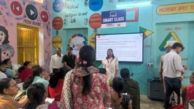 वाराणसी में जनगणना-2027 के द्वितीय चरण की तैयारियां तेज हो गई हैं। नगर निगम के आठ जोनों में 3105 प्रगणकों और 532 सुपरवाइजरों का प्रशिक्षण शुरू हुआ है। 16 से 30 नवंबर 2026 तक स्वगणना होगी, जबकि 1 दिसंबर 2026 से 4 जनवरी 2027 तक प्रगणक घर-घर जाकर नागरिकों का डेटा संकलित करेंगे।