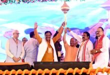 मुख्यमंत्री योगी आदित्यनाथ ने भदोही को बड़ी सौगात देते हुए काशी नरेश विश्वविद्यालय की मान्यता और मेडिकल कॉलेज की दिशा में कार्य आगे बढ़ाने की घोषणा की। भदोही, औराई और ज्ञानपुर में ₹1,340 करोड़ से अधिक की 112 विकास परियोजनाओं का लोकार्पण एवं शिलान्यास किया गया। विंध्य एक्सप्रेसवे से संत रविदास नगर को जोड़ने, माधोसिंह रेलवे फ्लाईओवर, धार्मिक पर्यटन, कालीन उद्योग और रोजगार पर विशेष जोर दिया गया। मुख्यमंत्री ने छह महीने में एक लाख युवाओं को सरकारी नौकरी देने का भी ऐलान किया।