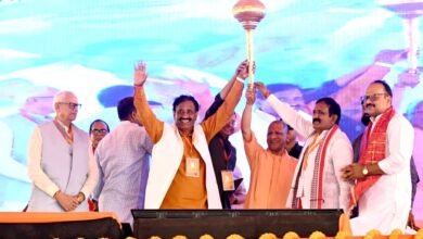 मुख्यमंत्री योगी आदित्यनाथ ने भदोही को बड़ी सौगात देते हुए काशी नरेश विश्वविद्यालय की मान्यता और मेडिकल कॉलेज की दिशा में कार्य आगे बढ़ाने की घोषणा की। भदोही, औराई और ज्ञानपुर में ₹1,340 करोड़ से अधिक की 112 विकास परियोजनाओं का लोकार्पण एवं शिलान्यास किया गया। विंध्य एक्सप्रेसवे से संत रविदास नगर को जोड़ने, माधोसिंह रेलवे फ्लाईओवर, धार्मिक पर्यटन, कालीन उद्योग और रोजगार पर विशेष जोर दिया गया। मुख्यमंत्री ने छह महीने में एक लाख युवाओं को सरकारी नौकरी देने का भी ऐलान किया।