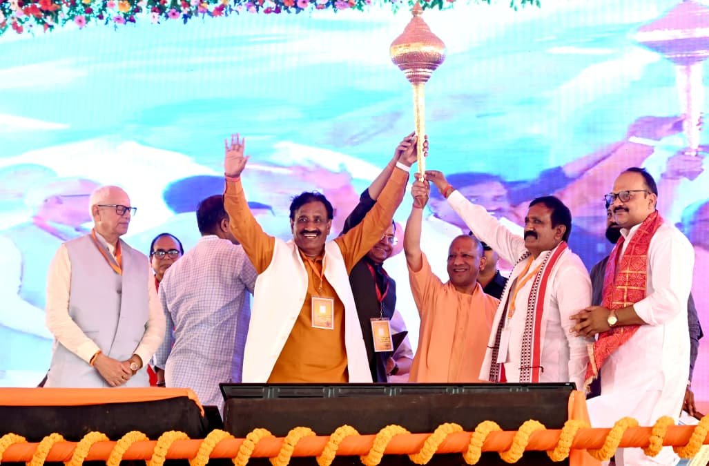 मुख्यमंत्री योगी आदित्यनाथ ने भदोही को बड़ी सौगात देते हुए काशी नरेश विश्वविद्यालय की मान्यता और मेडिकल कॉलेज की दिशा में कार्य आगे बढ़ाने की घोषणा की। भदोही, औराई और ज्ञानपुर में ₹1,340 करोड़ से अधिक की 112 विकास परियोजनाओं का लोकार्पण एवं शिलान्यास किया गया। विंध्य एक्सप्रेसवे से संत रविदास नगर को जोड़ने, माधोसिंह रेलवे फ्लाईओवर, धार्मिक पर्यटन, कालीन उद्योग और रोजगार पर विशेष जोर दिया गया। मुख्यमंत्री ने छह महीने में एक लाख युवाओं को सरकारी नौकरी देने का भी ऐलान किया।