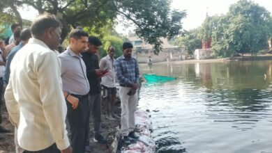 वाराणसी में नगर आयुक्त हिमांशु नागपाल ने दुर्गा प्रतिमा विसर्जन की तैयारियों और अमृत 2.0 योजना के तहत चल रहे विकास कार्यों का निरीक्षण किया। संकुलधारा के कृत्रिम तालाब और अस्सी स्थित कुरुक्षेत्र पोखरे पर स्वच्छता, प्रकाश और सुरक्षा व्यवस्था दुरुस्त करने के निर्देश दिए। वहीं, पांच वार्डों में ₹143.80 करोड़ की सीवर एवं पेयजल योजना की समीक्षा की। साकेत नगर पार्क में ओवरहेड टैंक का निर्माण जल्द शुरू कराने और खुदी सड़कों को चलने योग्य बनाने पर जोर दिया।