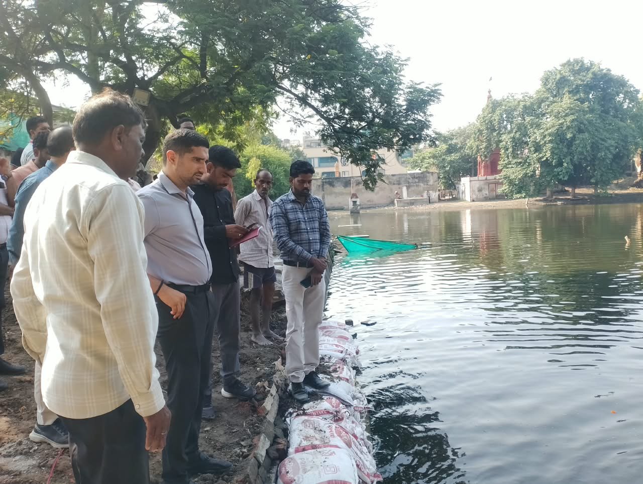 वाराणसी में नगर आयुक्त हिमांशु नागपाल ने दुर्गा प्रतिमा विसर्जन की तैयारियों और अमृत 2.0 योजना के तहत चल रहे विकास कार्यों का निरीक्षण किया। संकुलधारा के कृत्रिम तालाब और अस्सी स्थित कुरुक्षेत्र पोखरे पर स्वच्छता, प्रकाश और सुरक्षा व्यवस्था दुरुस्त करने के निर्देश दिए। वहीं, पांच वार्डों में ₹143.80 करोड़ की सीवर एवं पेयजल योजना की समीक्षा की। साकेत नगर पार्क में ओवरहेड टैंक का निर्माण जल्द शुरू कराने और खुदी सड़कों को चलने योग्य बनाने पर जोर दिया।