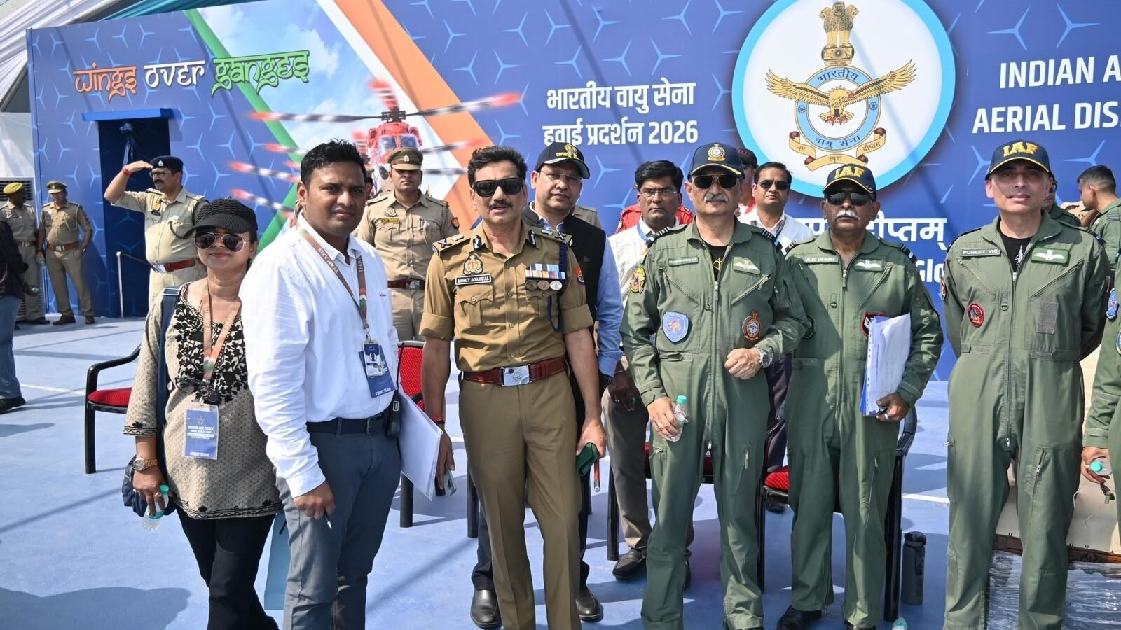 वाराणसी में 22, 24 और 25 अक्टूबर को आयोजित होने वाले एयर शो ‘विंग्स ओवर गंगा’ के लिए योगी सरकार ने व्यापक सुरक्षा और यातायात व्यवस्था तैयार की है। आयोजन में 15 से 20 लाख दर्शकों के पहुंचने का अनुमान है। 25 अक्टूबर को प्रधानमंत्री नरेंद्र मोदी सहित कई गणमान्य लोगों का आगमन प्रस्तावित है। पुलिस, पीएसी, एनडीआरएफ और एसडीआरएफ तैनात रहेंगे। चार ट्रैफिक प्लान, तीन ग्रीन कॉरिडोर, घाटों पर डबल बैरिकेडिंग और ड्रोन प्रतिबंध व्यवस्था की प्रमुख विशेषताएं हैं।
