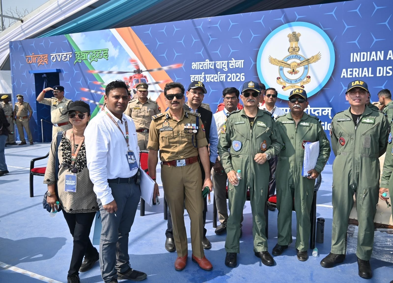 वाराणसी में 22, 24 और 25 अक्टूबर को आयोजित होने वाले एयर शो ‘विंग्स ओवर गंगा’ के लिए योगी सरकार ने व्यापक सुरक्षा और यातायात व्यवस्था तैयार की है। आयोजन में 15 से 20 लाख दर्शकों के पहुंचने का अनुमान है। 25 अक्टूबर को प्रधानमंत्री नरेंद्र मोदी सहित कई गणमान्य लोगों का आगमन प्रस्तावित है। पुलिस, पीएसी, एनडीआरएफ और एसडीआरएफ तैनात रहेंगे। चार ट्रैफिक प्लान, तीन ग्रीन कॉरिडोर, घाटों पर डबल बैरिकेडिंग और ड्रोन प्रतिबंध व्यवस्था की प्रमुख विशेषताएं हैं।