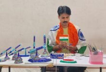 वाराणसी में ‘विंग्स ओवर गंगा’ एयर शो से प्रेरित राष्ट्रीय पुरस्कार विजेता शिल्पकार कुंज बिहारी सिंह ने गुलाबी मीनाकारी से लड़ाकू विमान की अनूठी कलाकृति तैयार की है। 400 ग्राम चांदी से बनी इस कलाकृति को तैयार करने में एक माह लगा। इसकी तस्वीर देखकर कैलिफोर्निया और ऑस्ट्रेलिया समेत विभिन्न स्थानों से करीब 100 पीस के ऑर्डर मिले हैं। जानिए कैसे काशी की पारंपरिक कला, भारतीय वायुसेना के शौर्य, ओडीओपी और जीआई उत्पादों से रोजगार एवं वैश्विक पहचान की नई संभावनाएं विकसित हो रही हैं।