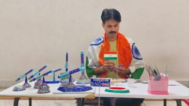 वाराणसी में ‘विंग्स ओवर गंगा’ एयर शो से प्रेरित राष्ट्रीय पुरस्कार विजेता शिल्पकार कुंज बिहारी सिंह ने गुलाबी मीनाकारी से लड़ाकू विमान की अनूठी कलाकृति तैयार की है। 400 ग्राम चांदी से बनी इस कलाकृति को तैयार करने में एक माह लगा। इसकी तस्वीर देखकर कैलिफोर्निया और ऑस्ट्रेलिया समेत विभिन्न स्थानों से करीब 100 पीस के ऑर्डर मिले हैं। जानिए कैसे काशी की पारंपरिक कला, भारतीय वायुसेना के शौर्य, ओडीओपी और जीआई उत्पादों से रोजगार एवं वैश्विक पहचान की नई संभावनाएं विकसित हो रही हैं।