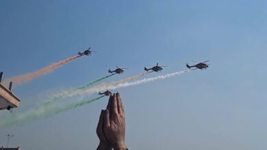 वाराणसी में ‘विंग्स ओवर गंगा’ एयर शो के दूसरे दिन गंगा के ऊपर भारतीय वायुसेना के शौर्य और पराक्रम का भव्य प्रदर्शन होगा। नमो घाट पर राफेल, सुखोई-30 एमकेआई, मिराज-2000 और स्वदेशी तेजस जैसे लड़ाकू विमान रोमांचक हवाई करतब दिखाएंगे। चिनूक हेलीकॉप्टर का प्रदर्शन और तीन किरण विमानों की काशी फॉर्मेशन दर्शकों को आकर्षित करेगी। आयोजन में 100 विमान हिस्सा ले रहे हैं। 25 अक्टूबर को प्रधानमंत्री नरेंद्र मोदी, रक्षा मंत्री राजनाथ सिंह और मुख्यमंत्री योगी आदित्यनाथ भी शामिल होंगे।