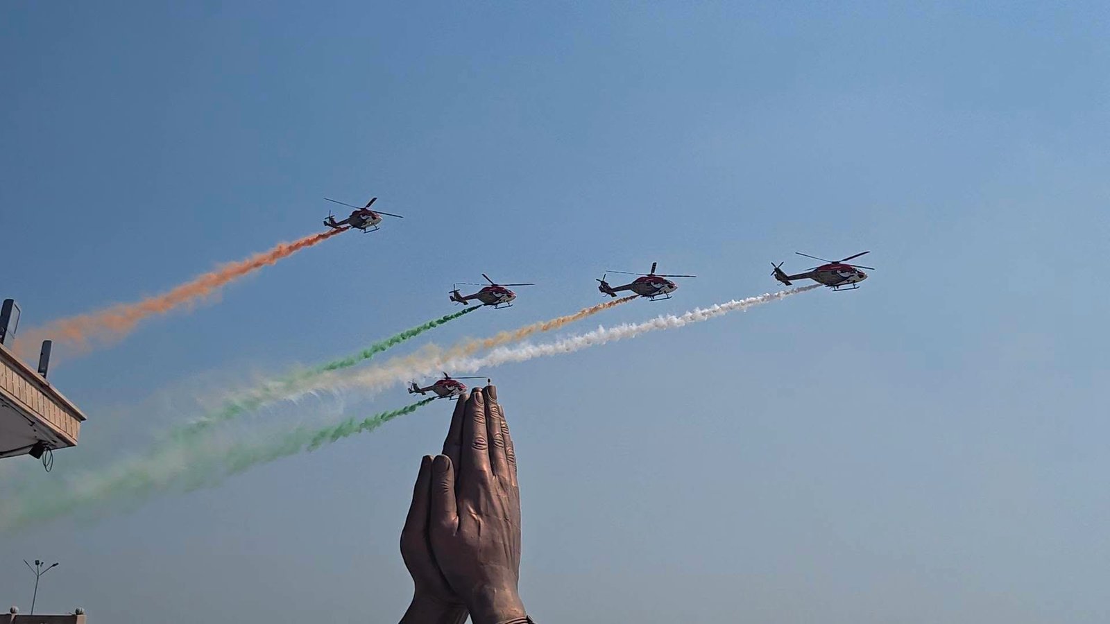 वाराणसी में ‘विंग्स ओवर गंगा’ एयर शो के दूसरे दिन गंगा के ऊपर भारतीय वायुसेना के शौर्य और पराक्रम का भव्य प्रदर्शन होगा। नमो घाट पर राफेल, सुखोई-30 एमकेआई, मिराज-2000 और स्वदेशी तेजस जैसे लड़ाकू विमान रोमांचक हवाई करतब दिखाएंगे। चिनूक हेलीकॉप्टर का प्रदर्शन और तीन किरण विमानों की काशी फॉर्मेशन दर्शकों को आकर्षित करेगी। आयोजन में 100 विमान हिस्सा ले रहे हैं। 25 अक्टूबर को प्रधानमंत्री नरेंद्र मोदी, रक्षा मंत्री राजनाथ सिंह और मुख्यमंत्री योगी आदित्यनाथ भी शामिल होंगे।