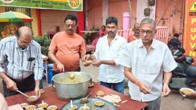 वाराणसी के चौक में संकल्प संस्था की ओर से संकल्प अन्न क्षेत्र के तहत भोजन वितरण एवं जल सेवा का आयोजन किया गया। भगवान श्री संकटमोचन हनुमान जी को भोग अर्पित करने के बाद राहगीरों, श्रमिकों और जरूरतमंदों को खिचड़ी, हलवा, चने की घुघरी और फल वितरित किए गए। गीतिका जैन ने सेवा, संवेदना और सामाजिक जिम्मेदारी के महत्व पर अपने विचार व्यक्त किए।