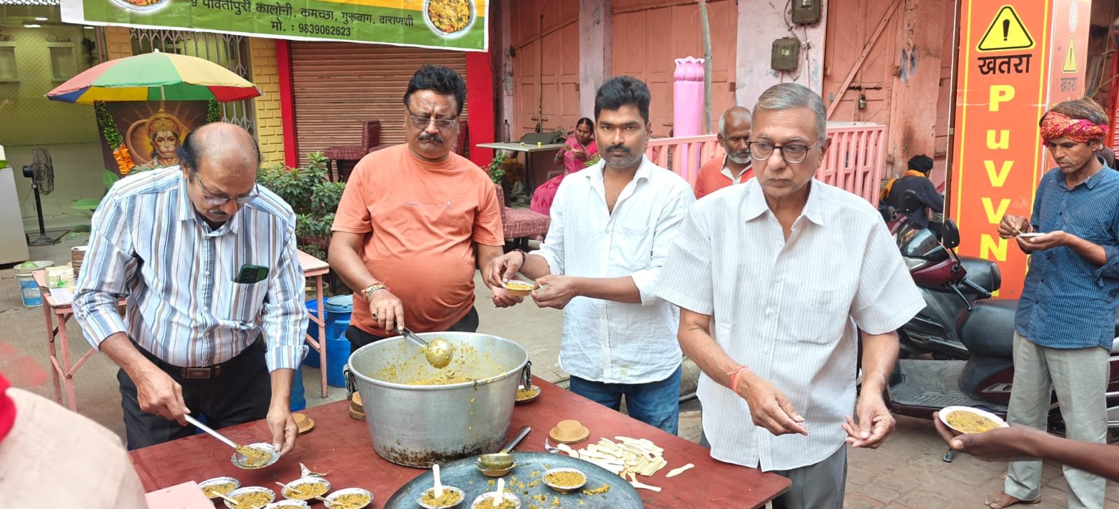 वाराणसी के चौक में संकल्प संस्था की ओर से संकल्प अन्न क्षेत्र के तहत भोजन वितरण एवं जल सेवा का आयोजन किया गया। भगवान श्री संकटमोचन हनुमान जी को भोग अर्पित करने के बाद राहगीरों, श्रमिकों और जरूरतमंदों को खिचड़ी, हलवा, चने की घुघरी और फल वितरित किए गए। गीतिका जैन ने सेवा, संवेदना और सामाजिक जिम्मेदारी के महत्व पर अपने विचार व्यक्त किए।