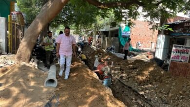दुर्गाकुंड के साकेत नगर में महापौर अशोक कुमार तिवारी ने सीवर लाइन कार्य का किया औचक निरीक्षण, अमृत-2.0 के तहत ₹2,161 करोड़ से बिछेंगी सीवर और पेयजल पाइपलाइनें; कंचनपुर मियावाकी पार्क और ऋषि मांडवी जोन के कार्यों में लापरवाही पर कार्रवाई।
