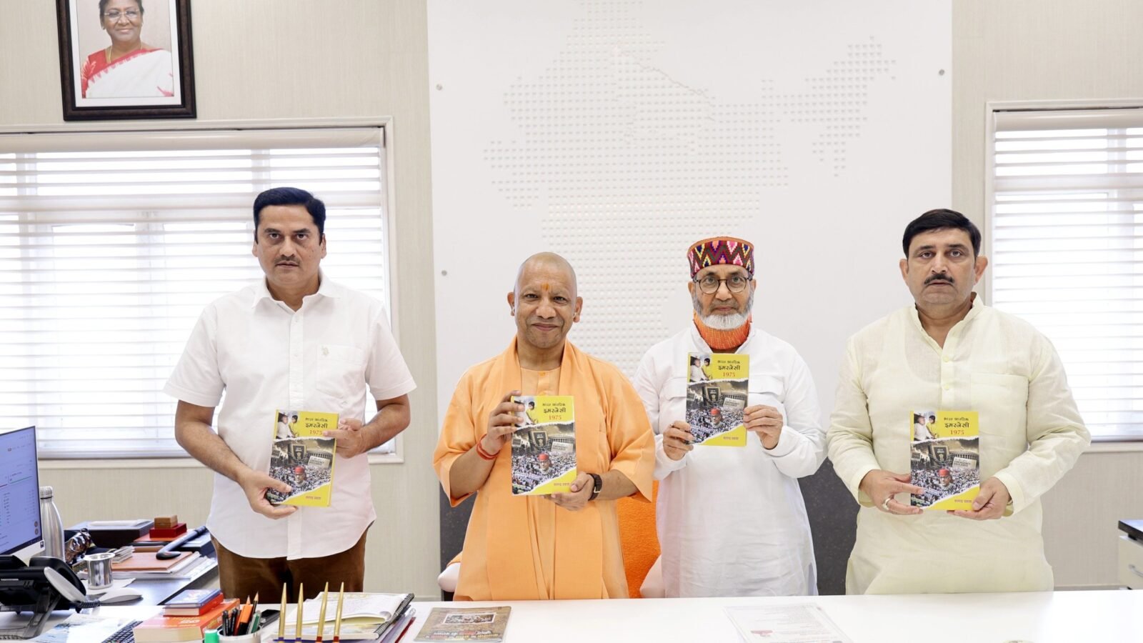 लखनऊ में मुख्यमंत्री योगी आदित्यनाथ ने पूर्व मंत्री एवं भाजपा नेता शतरुद्र प्रकाश की पुस्तक ‘भारत आंतरिक इमरजेंसी 1975’ का विमोचन किया। पुस्तक में 1975 से 1977 के आपातकाल, नागरिक स्वतंत्रताओं पर प्रतिबंध, प्रेस सेंसरशिप, विपक्षी नेताओं की गिरफ्तारियों और लोकनायक जयप्रकाश नारायण के आंदोलन का विवरण है। इसमें शतरुद्र प्रकाश के संघर्ष तथा आपातकाल विरोधी बुलेटिन ‘रणभेरी’ की भूमिका भी प्रमुखता से दर्ज है।