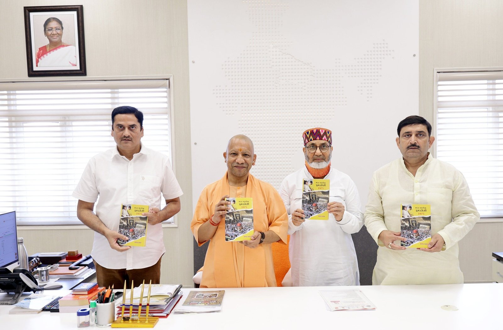 लखनऊ में मुख्यमंत्री योगी आदित्यनाथ ने पूर्व मंत्री एवं भाजपा नेता शतरुद्र प्रकाश की पुस्तक ‘भारत आंतरिक इमरजेंसी 1975’ का विमोचन किया। पुस्तक में 1975 से 1977 के आपातकाल, नागरिक स्वतंत्रताओं पर प्रतिबंध, प्रेस सेंसरशिप, विपक्षी नेताओं की गिरफ्तारियों और लोकनायक जयप्रकाश नारायण के आंदोलन का विवरण है। इसमें शतरुद्र प्रकाश के संघर्ष तथा आपातकाल विरोधी बुलेटिन ‘रणभेरी’ की भूमिका भी प्रमुखता से दर्ज है।