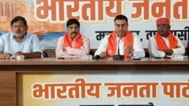 वाराणसी में प्रधानमंत्री नरेंद्र मोदी के राजनीतिक जीवन के 25 वर्ष पूरे होने पर भाजपा के सेवा संकल्प अभियान का समापन 7 अक्टूबर को होगा। वडनगर से काशी पहुंची बाइक सेवा यात्रा के करीब 800 यात्री और भाजपा कार्यकर्ता बाबा विश्वनाथ का जलाभिषेक करेंगे। इसके बाद जगतपुर इंटर कॉलेज में भाजपा राष्ट्रीय अध्यक्ष नितिन नबीन की जनसभा होगी, जिसमें 50 हजार लोगों की सहभागिता का लक्ष्य है। मुख्यमंत्री योगी आदित्यनाथ और असम के मुख्यमंत्री हिमंत बिस्वा सरमा समेत कई प्रमुख नेता शामिल होंगे।