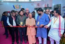 मुख्यमंत्री योगी आदित्यनाथ ने भदोही, मीरजापुर और वाराणसी को सिल्क क्लस्टर के रूप में विकसित करने का ऐलान किया है। 50वें इंडिया कारपेट एक्सपो के शुभारंभ पर उन्होंने वाराणसी-विंध्य रीजनल डेवलपमेंट प्लान जल्द लागू करने की बात कही। मुख्यमंत्री ने कालीन उद्योग के उद्यमियों से सीधा संवाद किया और अलग कालीन नीति की मांग पर संज्ञान लेने का भरोसा दिया। सीईपीसी में महिला उद्यमियों की भागीदारी बढ़ाने और उनके लिए स्थान आरक्षित करने पर भी जोर दिया।