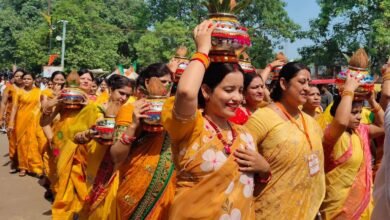 वाराणसी में वडनगर से आए 500 बाइक सेवा यात्रियों ने काशी विश्वनाथ मंदिर में वडनगर से लाए जल और गंगाजल से बाबा विश्वनाथ का जलाभिषेक किया। मैदागिन से प्रदेश अध्यक्ष पंकज चौधरी ने यात्रियों को धाम के लिए रवाना किया। डमरू, शंखनाद और पुष्पवर्षा से स्वागत हुआ। विधायक नीलकंठ तिवारी ने यात्रियों को अंगवस्त्र, रुद्राक्ष माला और प्रसाद देकर सम्मानित किया।