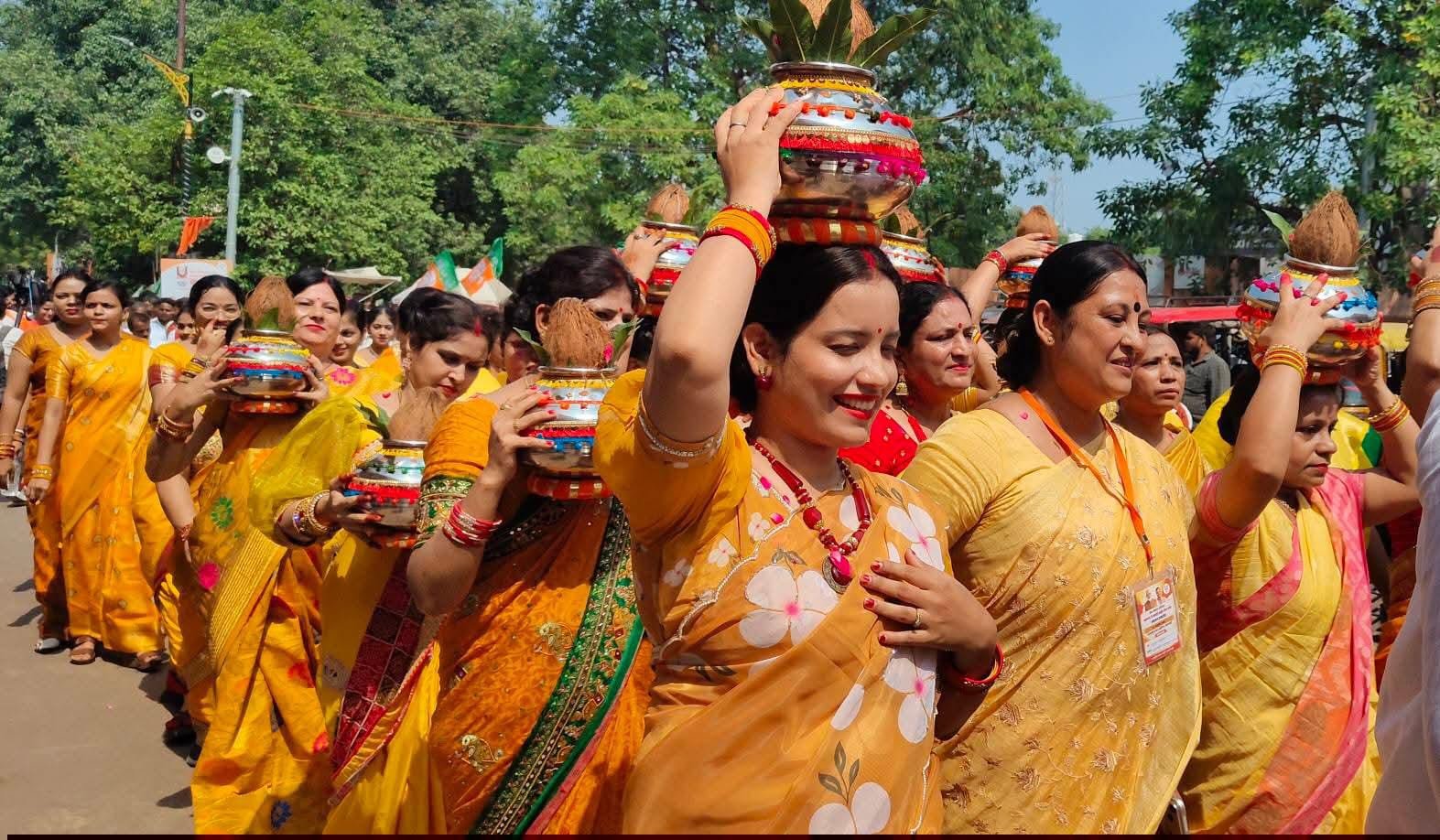 वाराणसी में वडनगर से आए 500 बाइक सेवा यात्रियों ने काशी विश्वनाथ मंदिर में वडनगर से लाए जल और गंगाजल से बाबा विश्वनाथ का जलाभिषेक किया। मैदागिन से प्रदेश अध्यक्ष पंकज चौधरी ने यात्रियों को धाम के लिए रवाना किया। डमरू, शंखनाद और पुष्पवर्षा से स्वागत हुआ। विधायक नीलकंठ तिवारी ने यात्रियों को अंगवस्त्र, रुद्राक्ष माला और प्रसाद देकर सम्मानित किया।