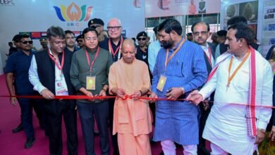 मुख्यमंत्री योगी आदित्यनाथ ने भदोही, मीरजापुर और वाराणसी को सिल्क क्लस्टर के रूप में विकसित करने का ऐलान किया है। 50वें इंडिया कारपेट एक्सपो के शुभारंभ पर उन्होंने वाराणसी-विंध्य रीजनल डेवलपमेंट प्लान जल्द लागू करने की बात कही। मुख्यमंत्री ने कालीन उद्योग के उद्यमियों से सीधा संवाद किया और अलग कालीन नीति की मांग पर संज्ञान लेने का भरोसा दिया। सीईपीसी में महिला उद्यमियों की भागीदारी बढ़ाने और उनके लिए स्थान आरक्षित करने पर भी जोर दिया।