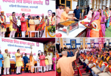 वाराणसी में मुख्यमंत्री योगी आदित्यनाथ ने स्वच्छता मित्र सम्मान समारोह में स्वच्छता कर्मियों के योगदान की सराहना की। उन्होंने कहा कि यूपी में माफिया की कब्जाई जमीनों पर गरीबों के लिए आवास बनाए जाएंगे। मुख्यमंत्री ने स्वच्छता कर्मियों के लिए 16 हजार रुपये न्यूनतम मानदेय, ईएसआई, सुरक्षा बीमा और पीएफ जैसी सुविधाओं का उल्लेख किया। उन्होंने स्वच्छ काशी अभियान, सरकारी निर्माणों के संरक्षण, पर्यावरण सुरक्षा और जनभागीदारी पर जोर देते हुए 10 स्वच्छता मित्रों को सम्मानित किया।
