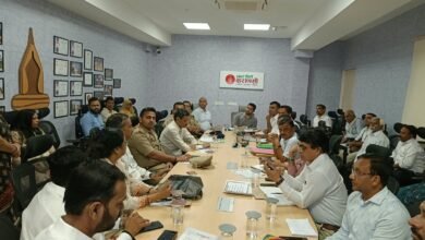 वाराणसी में नगर निगम ने पटरी व्यवसायियों को व्यवस्थित करने, नवरात्र में श्रद्धालुओं की सुविधाएं बढ़ाने और गंगा घाटों की सफाई के लिए अभियान तेज कर दिया है। शहर के 26 अधिसूचित वेंडिंग जोन में 905 वेंडर्स को बसाने की योजना है। चार नए प्रस्तावित वेंडिंग जोन को भी मंजूरी मिली है। नगर आयुक्त हिमांशु नागपाल ने 10 दिनों में आपत्तियों के निस्तारण, मां शैलपुत्री मंदिर मार्गों की मरम्मत और 85 गंगा घाटों से गाद हटाने के निर्देश दिए हैं।