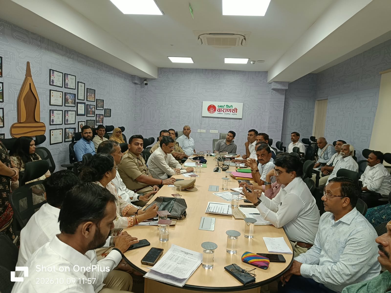 वाराणसी में नगर निगम ने पटरी व्यवसायियों को व्यवस्थित करने, नवरात्र में श्रद्धालुओं की सुविधाएं बढ़ाने और गंगा घाटों की सफाई के लिए अभियान तेज कर दिया है। शहर के 26 अधिसूचित वेंडिंग जोन में 905 वेंडर्स को बसाने की योजना है। चार नए प्रस्तावित वेंडिंग जोन को भी मंजूरी मिली है। नगर आयुक्त हिमांशु नागपाल ने 10 दिनों में आपत्तियों के निस्तारण, मां शैलपुत्री मंदिर मार्गों की मरम्मत और 85 गंगा घाटों से गाद हटाने के निर्देश दिए हैं।
