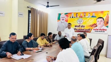 उत्तर प्रदेश विधानसभा चुनाव 2027 की तैयारियों को लेकर भाजपा ने संगठनात्मक गतिविधियां तेज कर दी हैं। वाराणसी में 14 और 15 अक्टूबर को काशी व गोरक्ष क्षेत्र के 266 विधानसभा प्रभारियों और विस्तारकों का संयुक्त प्रशिक्षण वर्ग आयोजित होगा। भाजपा के राष्ट्रीय महामंत्री बीएल संतोष, विनोद तावड़े और प्रदेश महामंत्री धर्मपाल सिंह पदाधिकारियों को चुनावी रणनीति और संगठन मजबूत करने का मार्गदर्शन देंगे।