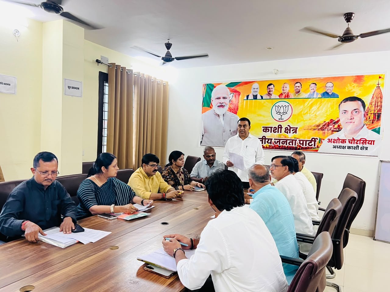 उत्तर प्रदेश विधानसभा चुनाव 2027 की तैयारियों को लेकर भाजपा ने संगठनात्मक गतिविधियां तेज कर दी हैं। वाराणसी में 14 और 15 अक्टूबर को काशी व गोरक्ष क्षेत्र के 266 विधानसभा प्रभारियों और विस्तारकों का संयुक्त प्रशिक्षण वर्ग आयोजित होगा। भाजपा के राष्ट्रीय महामंत्री बीएल संतोष, विनोद तावड़े और प्रदेश महामंत्री धर्मपाल सिंह पदाधिकारियों को चुनावी रणनीति और संगठन मजबूत करने का मार्गदर्शन देंगे।
