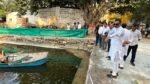 वाराणसी में मां दुर्गा की प्रतिमाओं का विसर्जन इस वर्ष भी गंगा नदी में नहीं होगा। नगर निगम ने पर्यावरण संरक्षण और गंगा की स्वच्छता को ध्यान में रखते हुए आठ जोनों में 15 विसर्जन स्थल चिह्नित किए हैं। मवैया पोखरे पर रोक के बाद श्रद्धालुओं के लिए वैकल्पिक व्यवस्था की जा रही है। महापौर अशोक कुमार तिवारी ने विभिन्न स्थलों का निरीक्षण कर रोशनी, साफ-सफाई, सुरक्षा, बैरिकेडिंग और स्वच्छ पेयजल की उपलब्धता सुनिश्चित करने के निर्देश दिए।