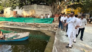 वाराणसी में मां दुर्गा की प्रतिमाओं का विसर्जन इस वर्ष भी गंगा नदी में नहीं होगा। नगर निगम ने पर्यावरण संरक्षण और गंगा की स्वच्छता को ध्यान में रखते हुए आठ जोनों में 15 विसर्जन स्थल चिह्नित किए हैं। मवैया पोखरे पर रोक के बाद श्रद्धालुओं के लिए वैकल्पिक व्यवस्था की जा रही है। महापौर अशोक कुमार तिवारी ने विभिन्न स्थलों का निरीक्षण कर रोशनी, साफ-सफाई, सुरक्षा, बैरिकेडिंग और स्वच्छ पेयजल की उपलब्धता सुनिश्चित करने के निर्देश दिए।