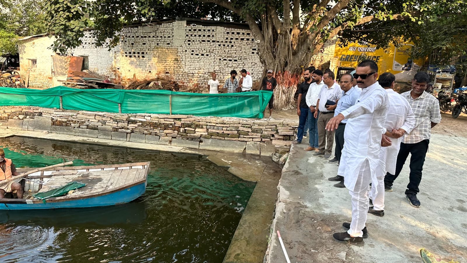 वाराणसी में मां दुर्गा की प्रतिमाओं का विसर्जन इस वर्ष भी गंगा नदी में नहीं होगा। नगर निगम ने पर्यावरण संरक्षण और गंगा की स्वच्छता को ध्यान में रखते हुए आठ जोनों में 15 विसर्जन स्थल चिह्नित किए हैं। मवैया पोखरे पर रोक के बाद श्रद्धालुओं के लिए वैकल्पिक व्यवस्था की जा रही है। महापौर अशोक कुमार तिवारी ने विभिन्न स्थलों का निरीक्षण कर रोशनी, साफ-सफाई, सुरक्षा, बैरिकेडिंग और स्वच्छ पेयजल की उपलब्धता सुनिश्चित करने के निर्देश दिए।