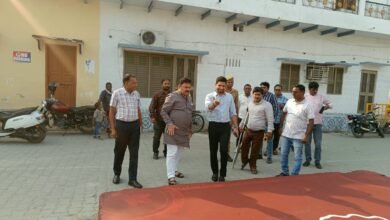 वाराणसी के नाटी इमली में विश्व प्रसिद्ध भरत मिलाप आयोजन को लेकर नगर निगम ने तैयारियां तेज कर दी हैं। नगर आयुक्त हिमांशु नागपाल ने निरीक्षण कर सफाई, फॉगिंग, बैरिकेडिंग, पेयजल, मोबाइल टॉयलेट और प्रकाश व्यवस्था सुनिश्चित करने के निर्देश दिए।