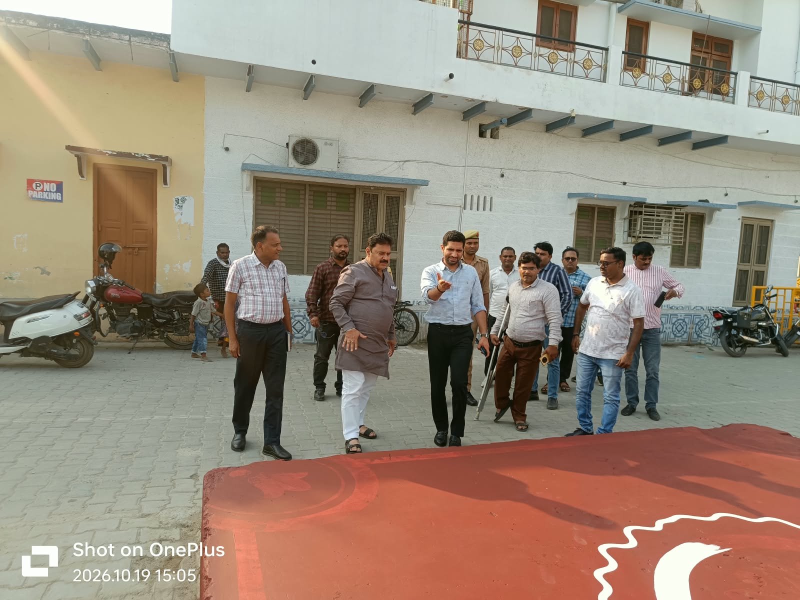 वाराणसी के नाटी इमली में विश्व प्रसिद्ध भरत मिलाप आयोजन को लेकर नगर निगम ने तैयारियां तेज कर दी हैं। नगर आयुक्त हिमांशु नागपाल ने निरीक्षण कर सफाई, फॉगिंग, बैरिकेडिंग, पेयजल, मोबाइल टॉयलेट और प्रकाश व्यवस्था सुनिश्चित करने के निर्देश दिए।