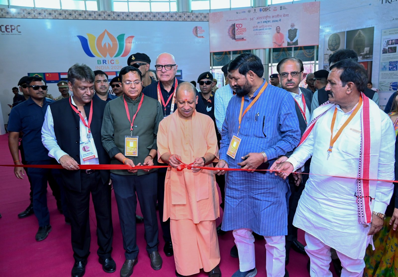 मुख्यमंत्री योगी आदित्यनाथ ने भदोही, मीरजापुर और वाराणसी को सिल्क क्लस्टर के रूप में विकसित करने का ऐलान किया है। 50वें इंडिया कारपेट एक्सपो के शुभारंभ पर उन्होंने वाराणसी-विंध्य रीजनल डेवलपमेंट प्लान जल्द लागू करने की बात कही। मुख्यमंत्री ने कालीन उद्योग के उद्यमियों से सीधा संवाद किया और अलग कालीन नीति की मांग पर संज्ञान लेने का भरोसा दिया। सीईपीसी में महिला उद्यमियों की भागीदारी बढ़ाने और उनके लिए स्थान आरक्षित करने पर भी जोर दिया।