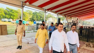 मुख्यमंत्री योगी आदित्यनाथ 14 अक्टूबर को दो दिवसीय दौरे पर वाराणसी आएंगे। संपूर्णानंद संस्कृत विश्वविद्यालय में शिक्षक-स्नातक महासम्मेलन को संबोधित करेंगे। इस सम्मेलन में आठ जिलों के शिक्षक और स्नातक मतदाता शामिल होंगे। मुख्यमंत्री बाबा काल भैरव और श्री काशी विश्वनाथ मंदिर में दर्शन-पूजन करेंगे। साथ ही कानून-व्यवस्था, विकास कार्यों और प्रस्तावित एयर शो की तैयारियों की समीक्षा भी करेंगे।