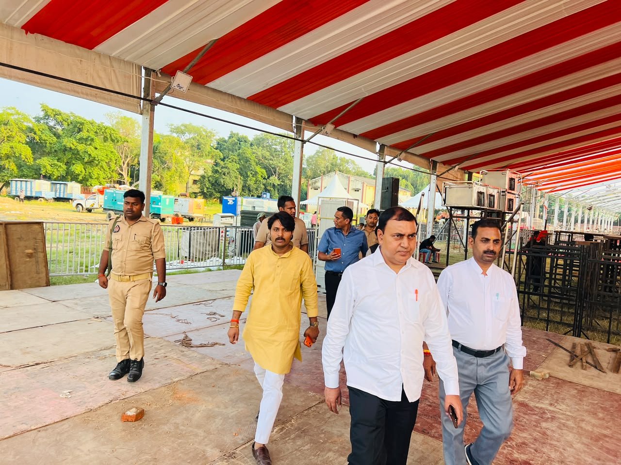 मुख्यमंत्री योगी आदित्यनाथ 14 अक्टूबर को दो दिवसीय दौरे पर वाराणसी आएंगे। संपूर्णानंद संस्कृत विश्वविद्यालय में शिक्षक-स्नातक महासम्मेलन को संबोधित करेंगे। इस सम्मेलन में आठ जिलों के शिक्षक और स्नातक मतदाता शामिल होंगे। मुख्यमंत्री बाबा काल भैरव और श्री काशी विश्वनाथ मंदिर में दर्शन-पूजन करेंगे। साथ ही कानून-व्यवस्था, विकास कार्यों और प्रस्तावित एयर शो की तैयारियों की समीक्षा भी करेंगे।
