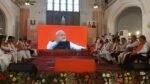 वाराणसी में सेवा संकल्प अभियान के तहत वडनगर से काशी पहुंचे करीब 500 सेवा यात्रियों का संपूर्णानंद संस्कृत विश्वविद्यालय परिसर में भव्य स्वागत किया गया। भाजपा महिला मोर्चा ने तिलक, पटका और पुष्पवर्षा से यात्रियों का अभिनंदन किया। डमरू दल और शंखनाद से परिसर गूंज उठा। भाजपा प्रदेश अध्यक्ष पंकज चौधरी ने कहा कि प्रधानमंत्री नरेंद्र मोदी का 25 वर्षों का सार्वजनिक जीवन सेवा और राष्ट्रसमर्पण की प्रेरणा है। प्रधानमंत्री मोदी ने वर्चुअल माध्यम से यात्रियों को संबोधित कर देशसेवा के लिए प्रेरित किया।