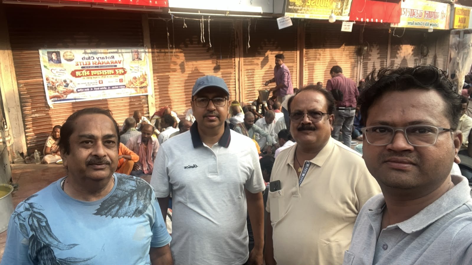वाराणसी में परमानेंट प्रोजेक्ट के अंतर्गत नर नारायण भोज का आयोजन चित्तरंजन पार्क स्थित खिचड़ी बाबा मंदिर में किया गया। इस सेवा अभियान में करीब 300 लोगों को भोजन कराया गया। अध्यक्ष ऋषि देव अग्रवाल सहित सदस्यों ने सेवा कार्य में सहयोग दिया। संयोजक अभिषेक केशरी एवं प्रीतम माणिक रहे। यह पहल मानवता, करुणा, परोपकार और जरूरतमंदों की सेवा का प्रेरक संदेश देती है।