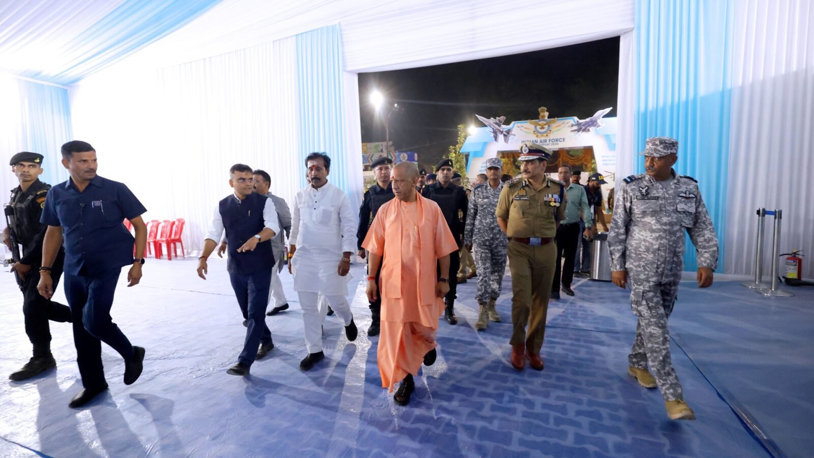 वाराणसी में रविवार को प्रधानमंत्री नरेन्द्र मोदी एक दिवसीय दौरे पर पहुंचेंगे। नमो घाट पर भारतीय वायुसेना के एयर शो में प्रधानमंत्री मुख्य अतिथि के रूप में शामिल होंगे। कार्यक्रम की तैयारियों का जायजा लेने मुख्यमंत्री योगी आदित्यनाथ ने शनिवार को स्थलीय निरीक्षण किया।
