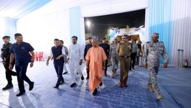 वाराणसी में रविवार को प्रधानमंत्री नरेन्द्र मोदी एक दिवसीय दौरे पर पहुंचेंगे। नमो घाट पर भारतीय वायुसेना के एयर शो में प्रधानमंत्री मुख्य अतिथि के रूप में शामिल होंगे। कार्यक्रम की तैयारियों का जायजा लेने मुख्यमंत्री योगी आदित्यनाथ ने शनिवार को स्थलीय निरीक्षण किया।