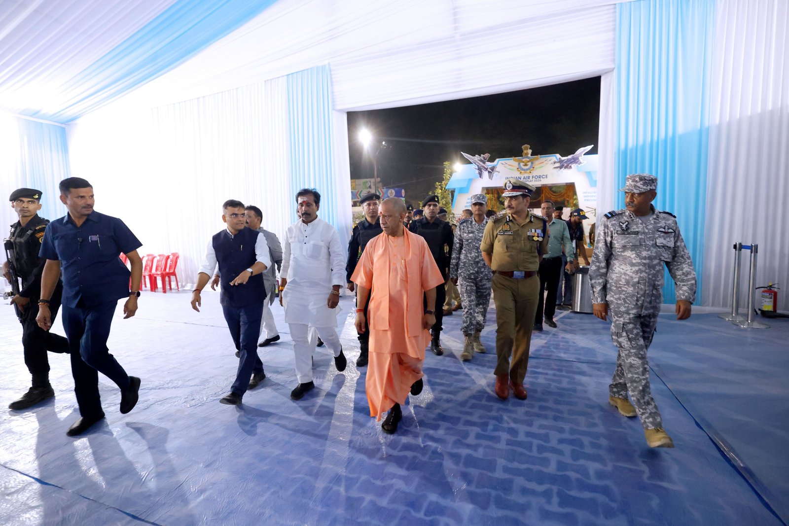 वाराणसी में रविवार को प्रधानमंत्री नरेन्द्र मोदी एक दिवसीय दौरे पर पहुंचेंगे। नमो घाट पर भारतीय वायुसेना के एयर शो में प्रधानमंत्री मुख्य अतिथि के रूप में शामिल होंगे। कार्यक्रम की तैयारियों का जायजा लेने मुख्यमंत्री योगी आदित्यनाथ ने शनिवार को स्थलीय निरीक्षण किया।