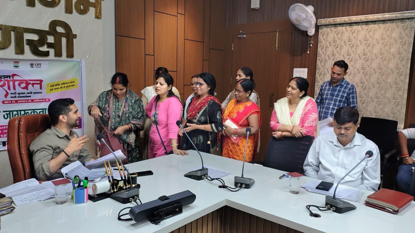 वाराणसी नगर निगम मुख्यालय सिगरा में मंगलवार को आयोजित संभव जनसुनवाई में 12 शिकायतें प्राप्त हुईं। फरियादियों ने अतिक्रमण, जर्जर गलियों, सड़क-नाला निर्माण, सीवर, बिजली के खंभे, नामांतरण और मकान टैक्स से जुड़ी समस्याएं उठाईं। नगर आयुक्त हिमांशु नागपाल ने शिकायतों के प्राथमिकता पर निस्तारण का आश्वासन दिया। निगम ने सभी मामलों को पोर्टल पर दर्ज कर अग्रिम कार्रवाई शुरू कर दी है।