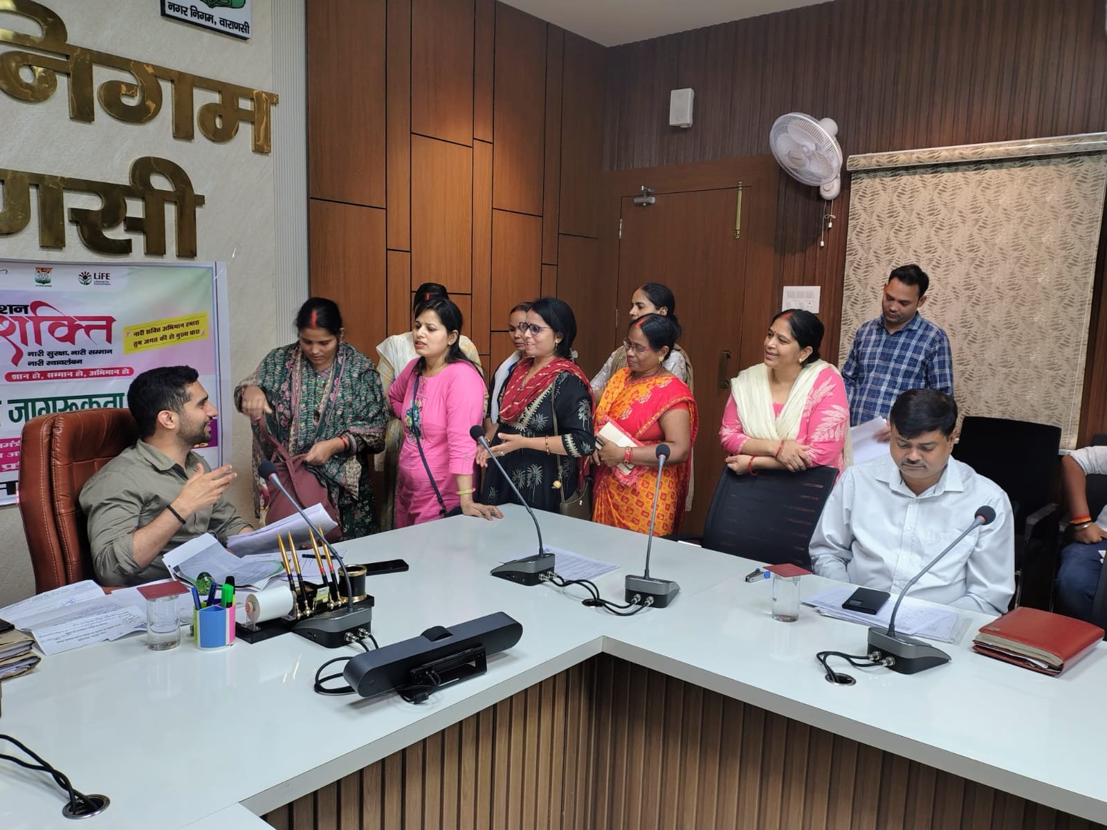 वाराणसी नगर निगम मुख्यालय सिगरा में मंगलवार को आयोजित संभव जनसुनवाई में 12 शिकायतें प्राप्त हुईं। फरियादियों ने अतिक्रमण, जर्जर गलियों, सड़क-नाला निर्माण, सीवर, बिजली के खंभे, नामांतरण और मकान टैक्स से जुड़ी समस्याएं उठाईं। नगर आयुक्त हिमांशु नागपाल ने शिकायतों के प्राथमिकता पर निस्तारण का आश्वासन दिया। निगम ने सभी मामलों को पोर्टल पर दर्ज कर अग्रिम कार्रवाई शुरू कर दी है।